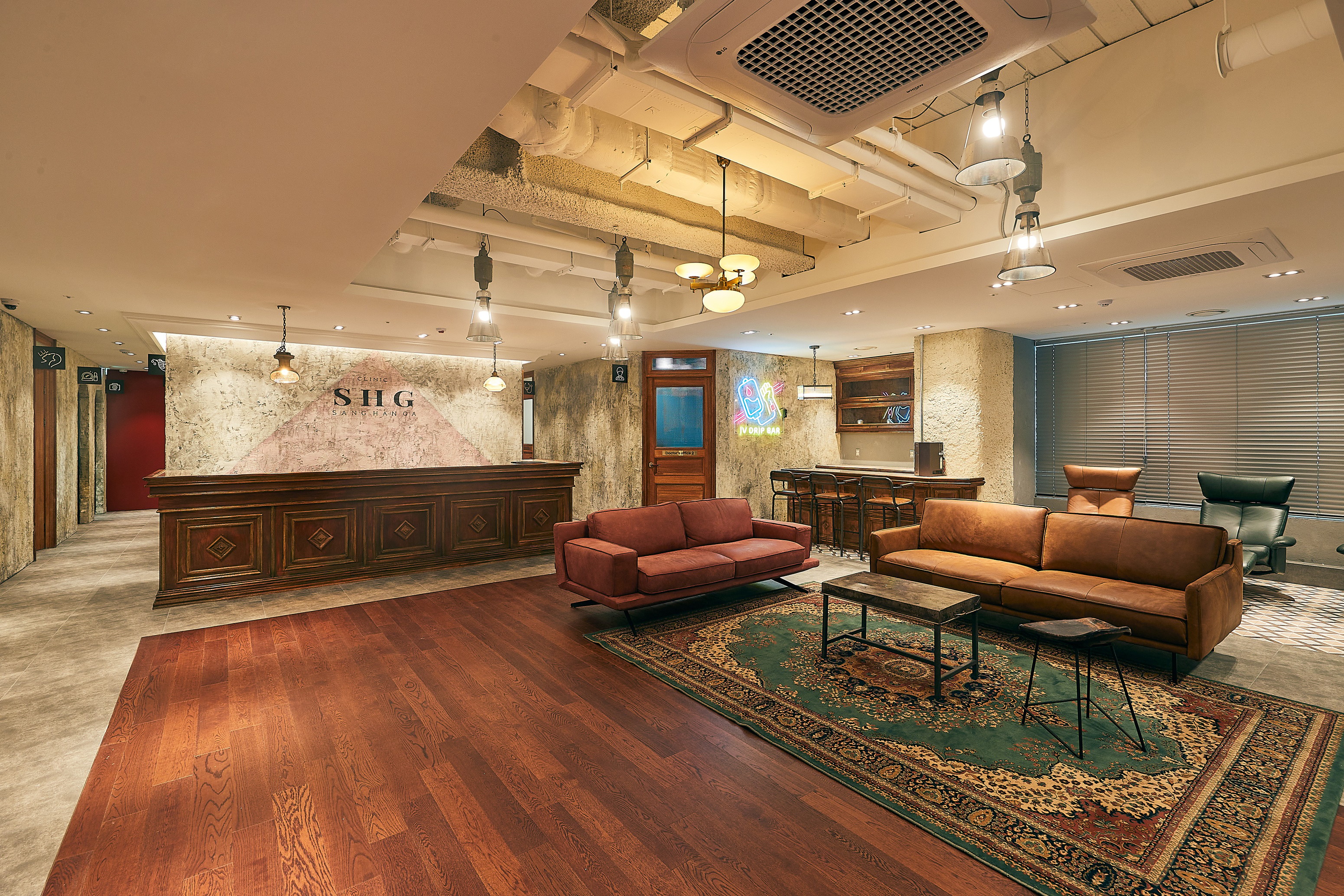 SHG Clinic 리셉션 데스크와 라운지 전경